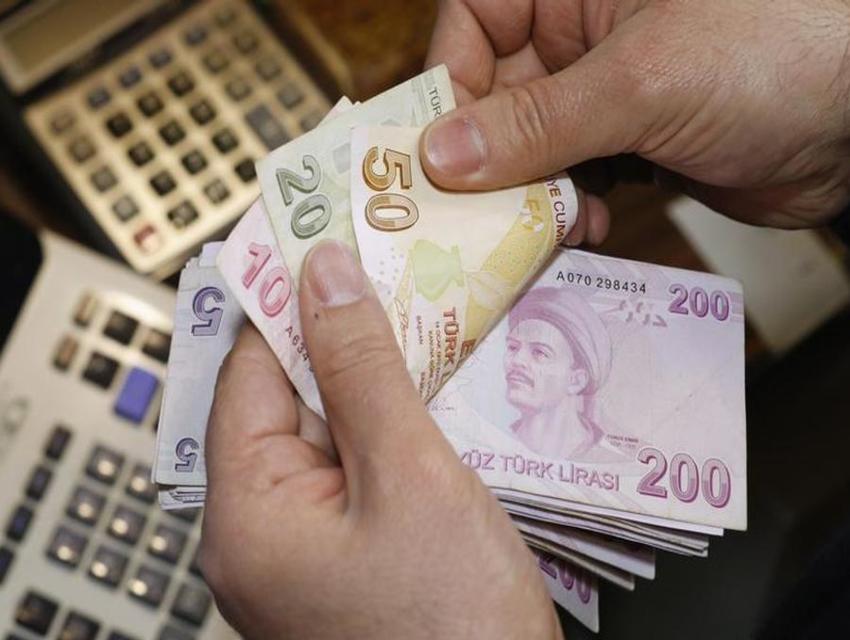 A-money-changer-counts-Turkish-lira-bills-at-a-currency-exchange-office-in-Istanbul.-Reuters.jpg