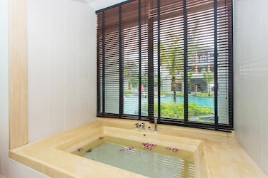 Deluxe Suite Pool Access Jacuzzi