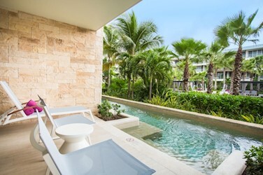 Xcelerate Junior Suite Swim Out Tropical View