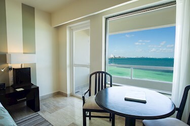 Deluxe Ocean Front Room With Balcony