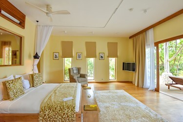Deluxe Room With Shared Pool