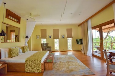 Deluxe Room With Shared Pool