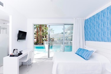 Swim Up Room