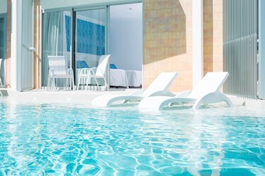 Swim Up Room