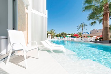 Swim Up Room