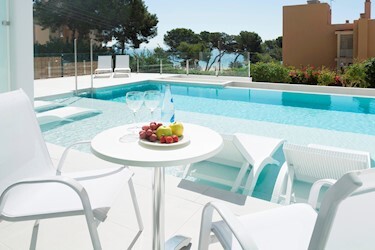 Swim Up Room