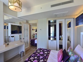 Deluxe Family Room Land View