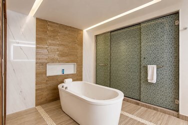Luxury Charirman's Three Bedroom Suite Ocean Front DC
