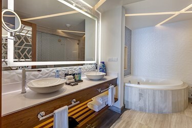 Luxury Charirman's Three Bedroom Suite Ocean Front DC