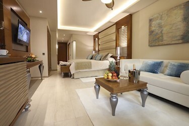 Sky View Suite With Outdoor Jacuzzi