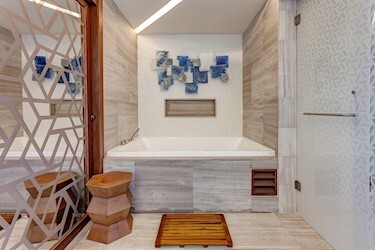 Luxury Chairman's Four Bedroom Suite Ocean Front DC