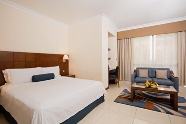 Guest room – king bed