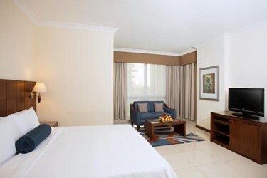 Guest room – king bed