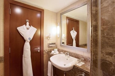 Guest room – king bed