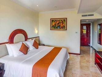 DELUXE ROOM