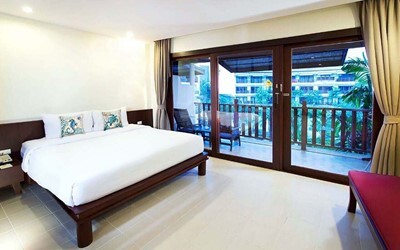 Deluxe Pool View Room