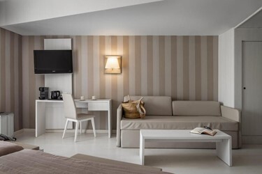 Suite 2/4 Pax Junior Pool view Sea view