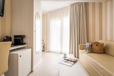 Suite 2/4 Pax Junior Pool view Sea view