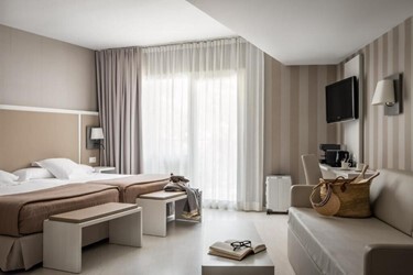 Suite 2/4 Pax Junior Pool view Sea view