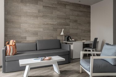 Suite 2/4 Pax Junior Pool view Sea view