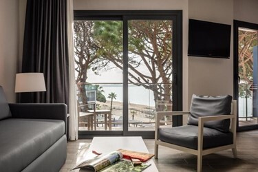 Suite 2/4 Pax Junior Pool view Sea view