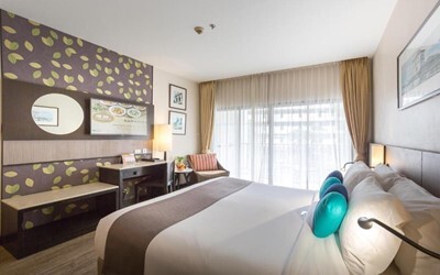 Deluxe Pool View Room