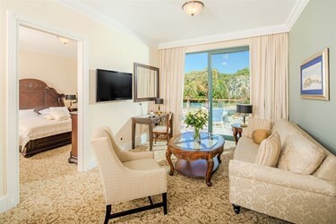 Deluxe King Suite Sea View with Balcony