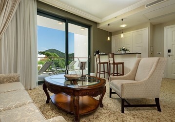 Deluxe King Suite Sea View with Balcony