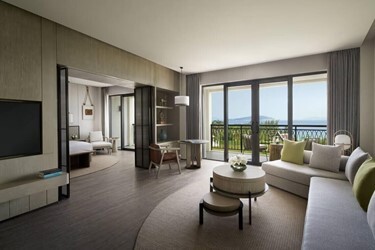 Deluxe Ocean View Suite