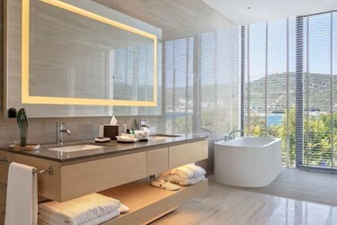 King Deluxe Room with Partial Sea View