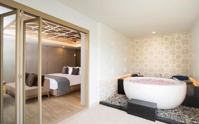 Deluxe Sea View Whirlpool Suite