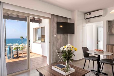 One Bedroom Apartment Sea View