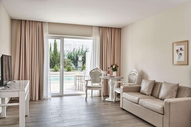Junior Suite Sharing Pool