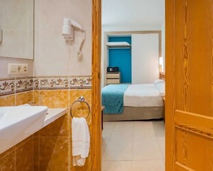 Suite Balcony or Terrace, Garden View, Pool View