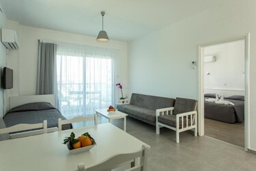 One Bedroom Apartment Inland View