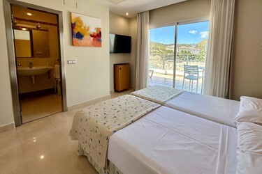 Lateral Sea View Room