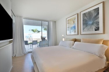 Priority Location Suite Sea View