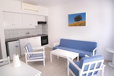 One Bedroom Apartment Inland View