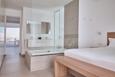 Serenity bliss 2 bedroom suite side sea view 