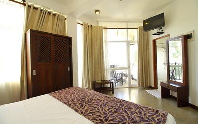 Deluxe Side Sea View & Balcony