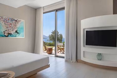 King Deluxe Room with Terrace & Partial Sea View