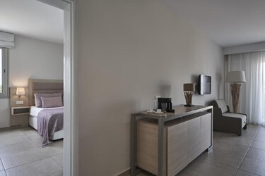 One Bedroom Family Suite Inland View