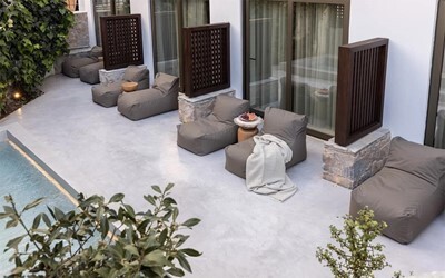 Cozy room with swimup pool