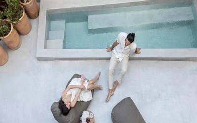 Cozy room with swimup pool