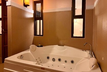 1 Bedroom Jacuzzi Suite