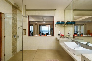 Aqua Romance Room