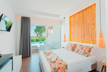 Double Room Deluxe Shared Pool