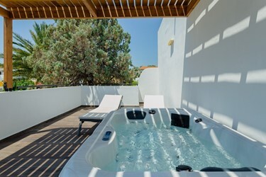 Double Room Deluxe Shared Pool