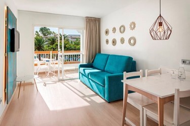 Apartment with Pool View