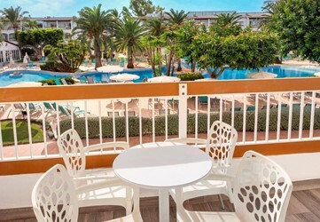 Apartment with Pool View